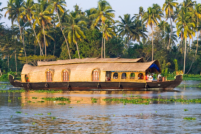 Hill Station Tour With Kerala Backwaters